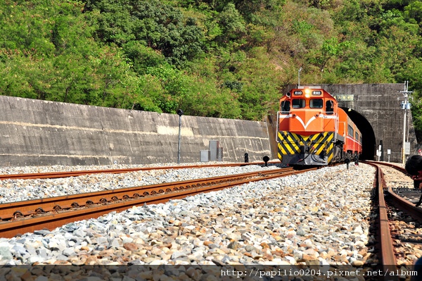 剛出坊野二號隧道的柴電機車R110