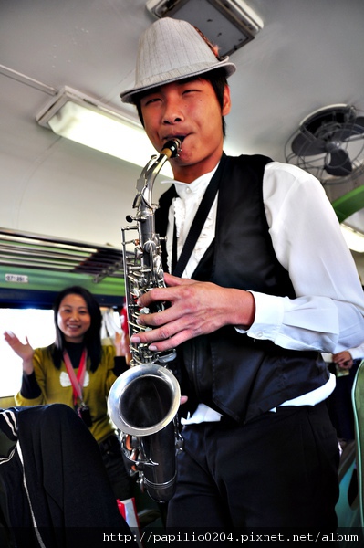 車廂中表演的藝人