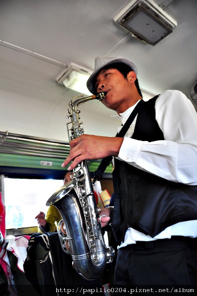 車廂中表演的藝人