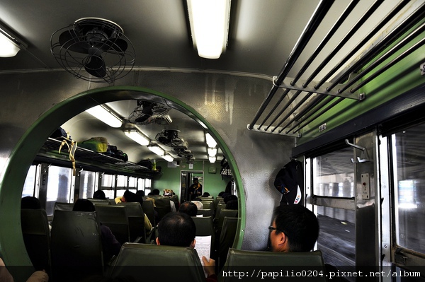 光華號柴聯車DR2700型車廂內部