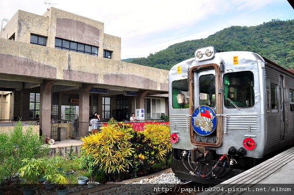停在瀧溪站的光華號柴聯車DR2700型