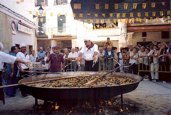 1024px-Paella_day_cornudella_de_montsant_2003 1024px-Paella_day_cornudella_de_montsant_2003