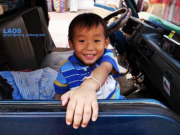10.03.02the boy was sitting in the truck waiting for his father.jpg