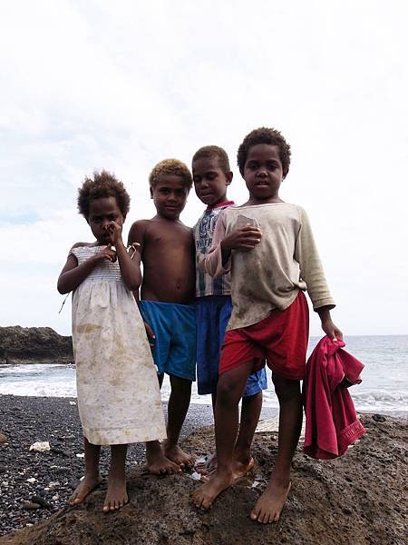 10.09.27children at Tanna Resort.JPG