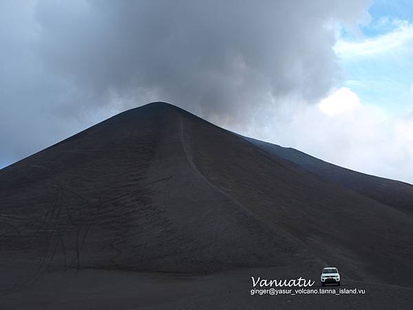 10.09.27on the way to Yasur Volcana.JPG