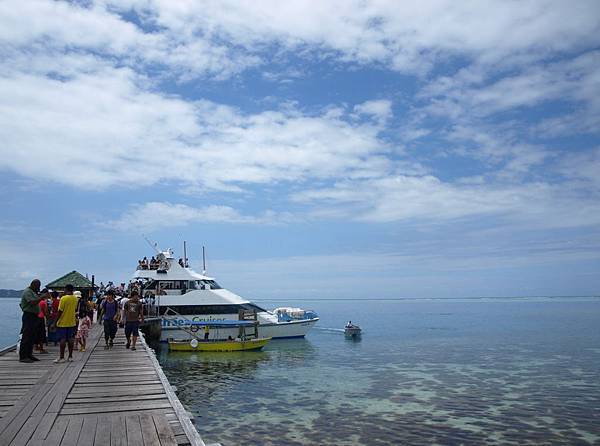 09.10.31the boat kept going to the next island.JPG