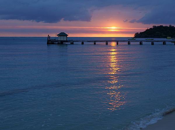 09.10.31sunset, Mana Island.JPG