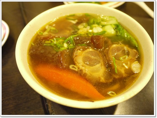 台北士林 大嘴巴牛肉麵～蘿蔔熬煮的清甜湯頭