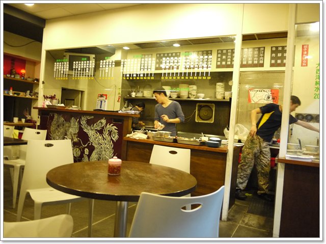 台北士林 大嘴巴牛肉麵～蘿蔔熬煮的清甜湯頭