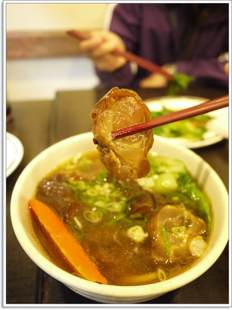 台北士林 大嘴巴牛肉麵～蘿蔔熬煮的清甜湯頭