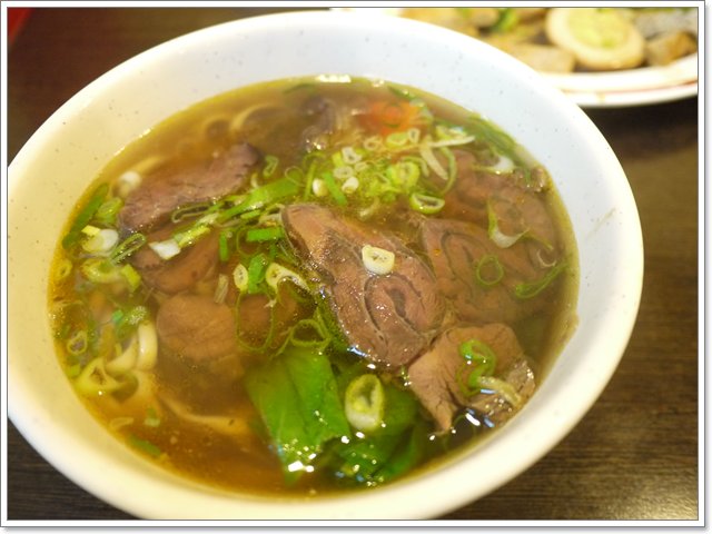 台北士林 大嘴巴牛肉麵～蘿蔔熬煮的清甜湯頭