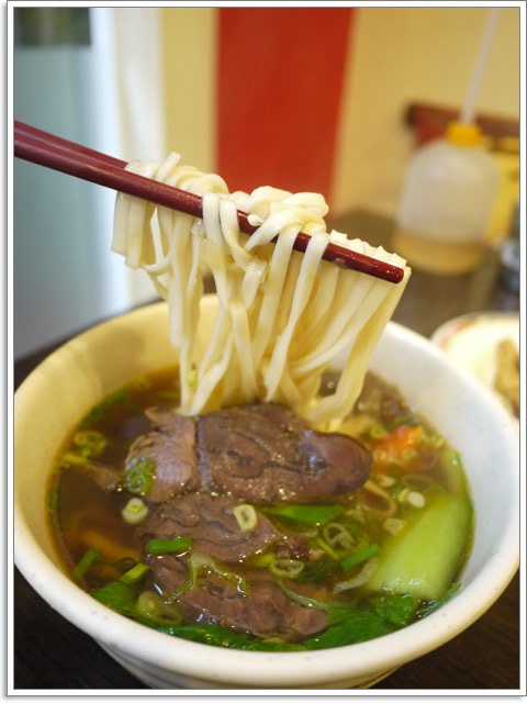 台北士林 大嘴巴牛肉麵～蘿蔔熬煮的清甜湯頭