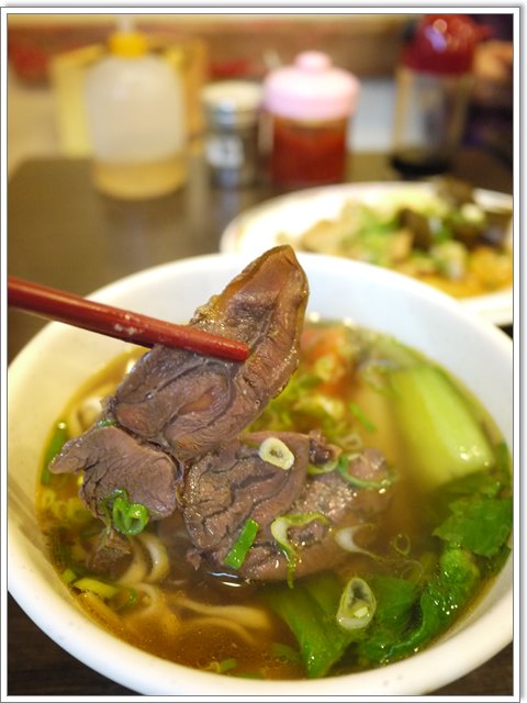 台北士林 大嘴巴牛肉麵~蘿蔔熬煮的清甜湯頭