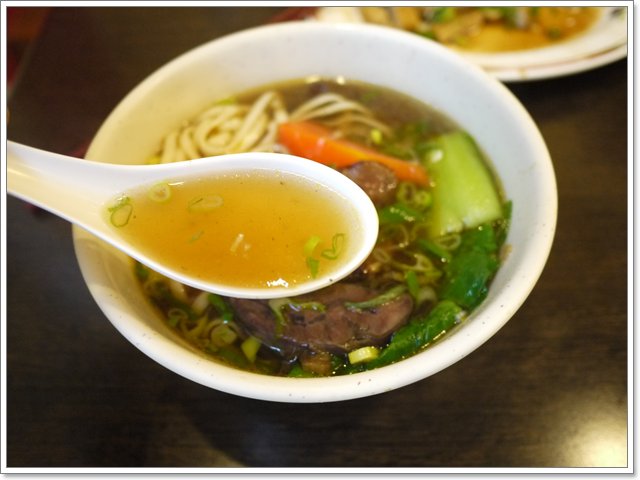 台北士林 大嘴巴牛肉麵~蘿蔔熬煮的清甜湯頭