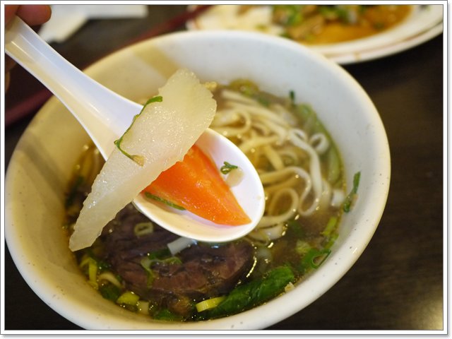 台北士林 大嘴巴牛肉麵～蘿蔔熬煮的清甜湯頭