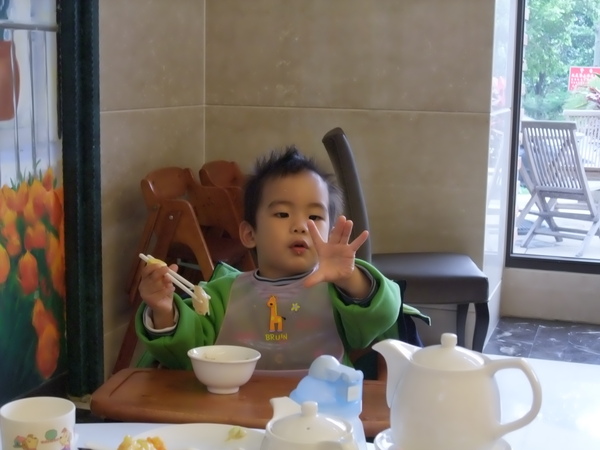 阿弘用學習筷~(2y5m10d) 阿弘用學習筷~(2y5m10d)