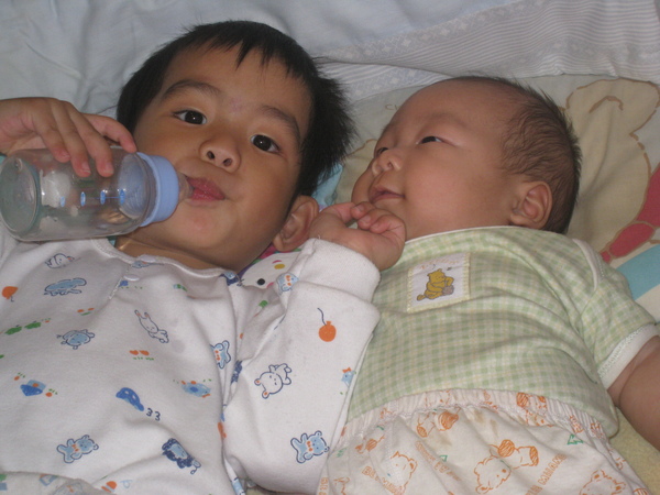 一起睡(2y6m10d & 2m6d) 一起睡(2y6m10d & 2m6d)