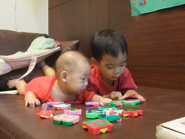 玩數字變形機器人(2y8m12d & 4m8d) 玩數字變形機器人(2y8m12d & 4m8d)