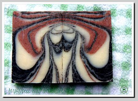 炭粉紅石泥皂 - 1.jpg