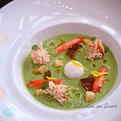 Robuchon au Dôme - 鮮蟹肉伴海鮮凍及薄荷青豆香露 (Crab Meat in Chilled Cream of Peas with a hint of Mint, served with Sesame Seed Fritter) Robuchon au Dôme - 鮮蟹肉伴海鮮凍及薄荷青豆香露 (Crab Meat in Chilled Cream of Peas with a hint of Mint, served with Sesame Seed Fritter)