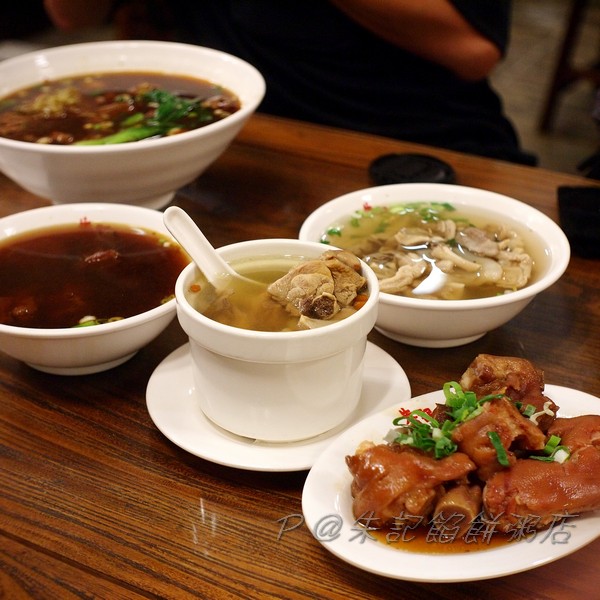 朱記饀餅粥店 - 滿桌食物