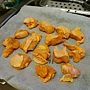 偽唐揚雞塊 - 把沾上炸雞粉的雞肉排在已墊有烘焙紙的烤盤上 偽唐揚雞塊 - 把沾上炸雞粉的雞肉排在已墊有烘焙紙的烤盤上