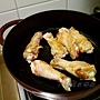西班牙香腸雞肉鐵鍋飯 - 把雞小腿煎香 西班牙香腸雞肉鐵鍋飯 - 把雞小腿煎香