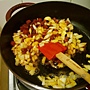 西班牙香腸雞肉鐵鍋飯 - 炒香洋蔥