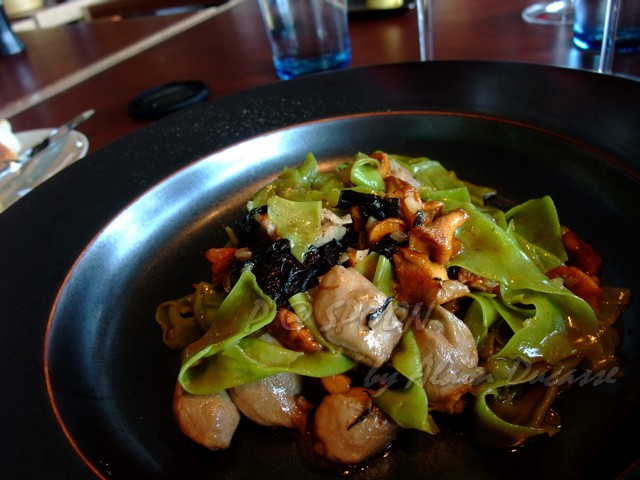 九月 -- 雞油菌 & 黑杏鮑菇燴雞肉菠菜寬麵 (6)