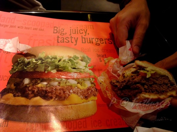 Fatburger -- 墊紙上的圖片與實物的比較