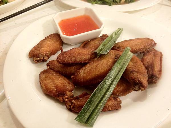 香藍葉風味炸雞翅(260元) 香藍葉風味炸雞翅(260元)