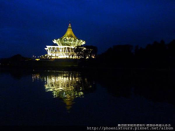砂勞越河映射古晉新地標～砂勞越新州立法議會大廈，為天際線添加光彩　婆羅洲雨林秘境 砂勞越古晉 犀鳥之鄉 巴哥國家公園 五日(獨家直航)
