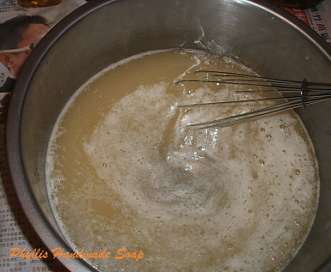 油鹼混合 持續快速攪.jpg 油鹼混合 持續快速攪.jpg