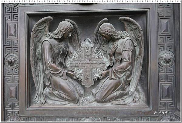 聖以薩大教堂外觀大門雕塑