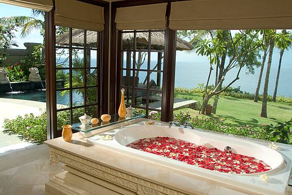 Cliff-Villa-Bathroom_resize.jpg