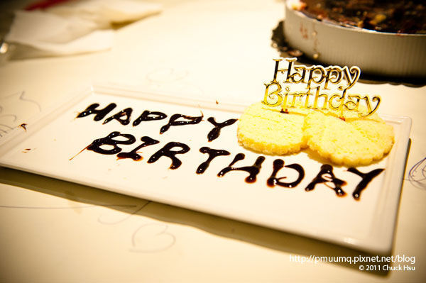 服務生端出我們店裡特製的生日點心(舒果米蘭蔬食).jpg