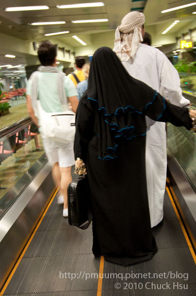 一時找不到登機門 發現跟著這黑衣的阿桑就找到了XD.jpg