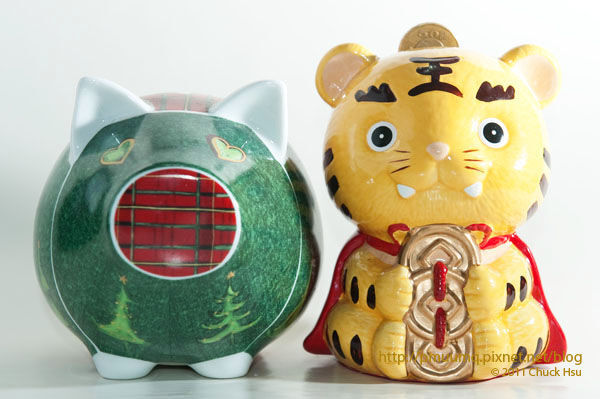 金虎爺跟聖誕豬正在比可愛(儲蓄是一種美德 有存有保庇).jpg