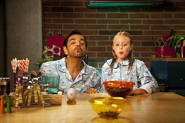 《重點是，我愛你》主角華倫廷與女兒瑪姬父女倆一起玩耍