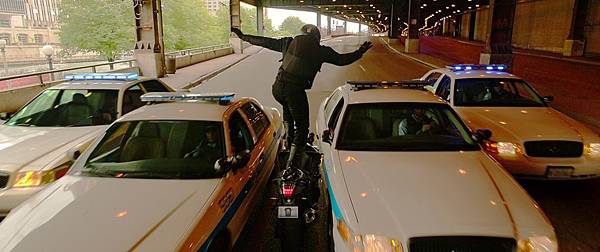 BWM重機在《幻影殺陣》中縮把手穿越縫隙,讓觀眾大嘆好神 BWM重機在《幻影殺陣》中縮把手穿越縫隙,讓觀眾大嘆好神