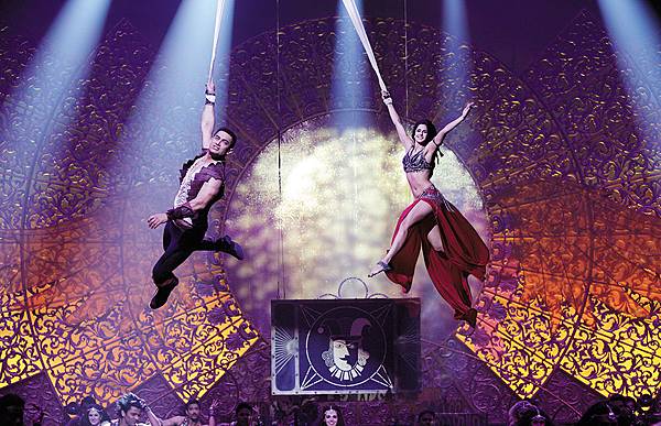 寶萊塢天王「阿米爾汗」在《幻影殺陣》中有多幕半空特技演出親身上陣 寶萊塢天王「阿米爾汗」在《幻影殺陣》中有多幕半空特技演出親身上陣