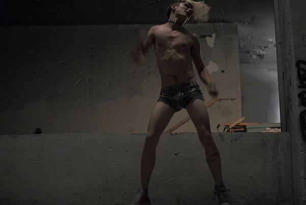 同志少年丹尼在Xenia大飯店中起舞