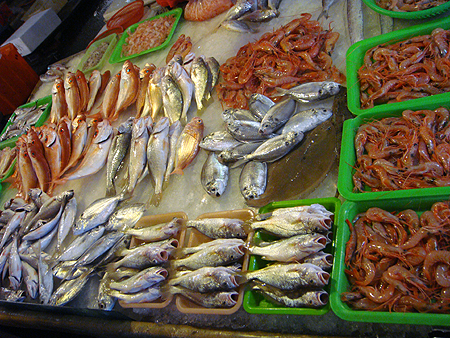 華僑市場魚ㄧ盤盤.jpg