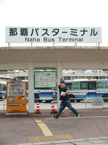 那霸公車總站前跳很高