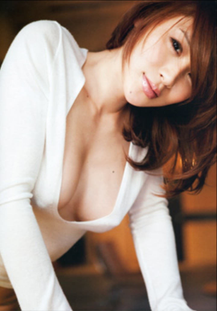 手島優的誘人肉體,赤祼祼秀出超超超巨乳