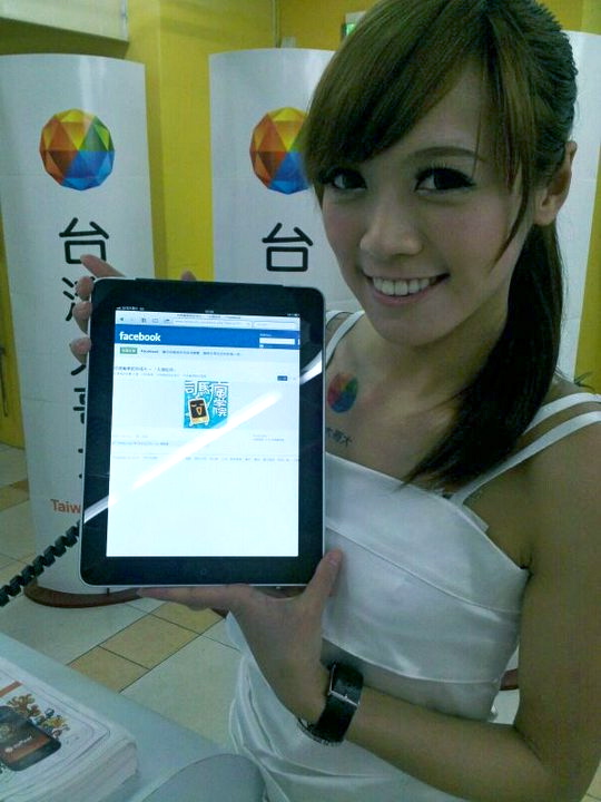 iPad 2 首賣會的 show girl iPad 2 首賣會的 show girl