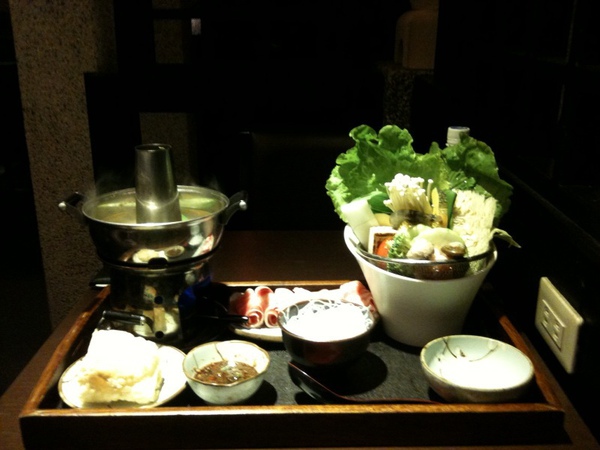 1231晚餐。大寒在新店聽著沖繩歌一個人吃著。