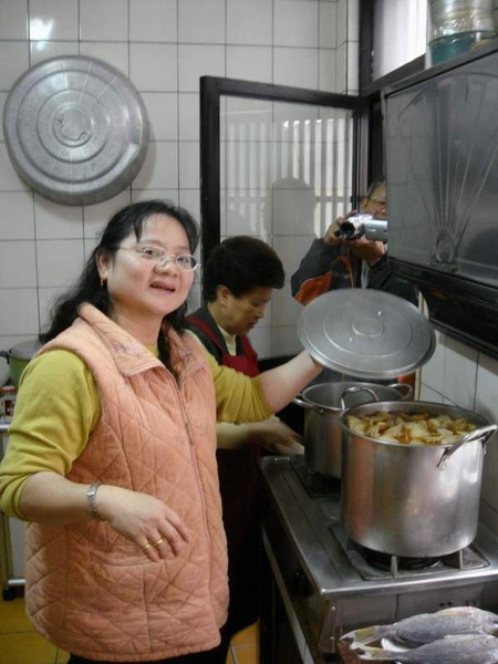 五姐滴拿手菜 -- 紅醩湯(好大的一鍋啊).JPG