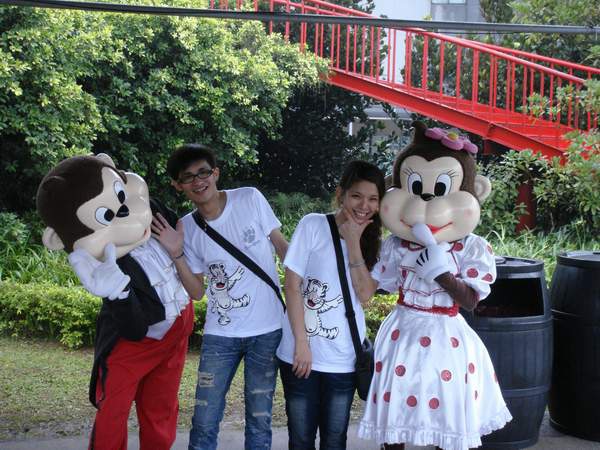 Rich and 貽如(3)(與哈比哈妮合照).JPG Rich and 貽如(3)(與哈比哈妮合照).JPG