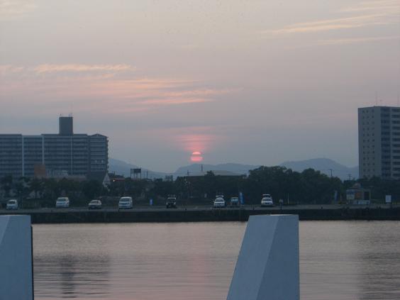 陰天的日出.JPG 陰天的日出.JPG